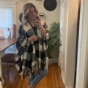 🤍 Francesca's Black & White Plaid Shawl